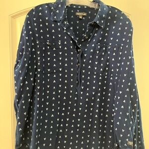 Toad & Co 3/4 Blue Button-Up Shirt with light blue “V” Pattern